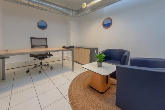 Bureau-simple-avec-salon-1-Le-Pakebot
